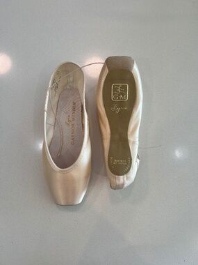 Gaynor minden "lyra" pointe shoes!
